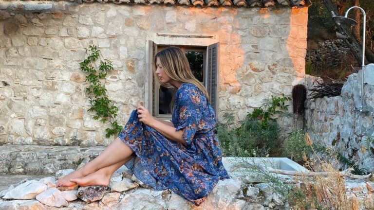 Maria Sharapova is a Sight To Behold in a Beautiful Blue Floral Print Dress,