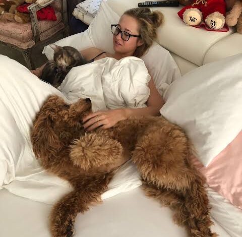 “Adorable Snapshots: Nelly Korda Cuddles Up with Her Dogs in Bed!”